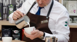„Ekspresso” i „czarna kawa” – te błędy popełniają Polacy w kawiarni Styl życia, LIFESTYLE - Coraz lepiej znamy się na kawie. Koneserzy rozmawiają o mieszankach, aromacie, nutach smakowych i kolorze cremy. Wciąż jednak popełniamy gafy, które mogą prowadzić do nieporozumień między klientem a obsługą lokalu. Jakie błędy mają miejsce najczęściej?