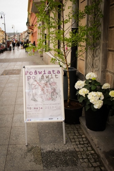„Poświata po świt” z Deli Catering Styl życia, LIFESTYLE - Z okazji 50. rocznicy śmierci Haliny Poświatowskiej grupa artystyczna Art Game przygotowała niezwykły wieczór, inspirowany postacią poetki. O niecodzienną oprawę kulinarną wydarzenia zadbał lider na rynku usług cateringowych w zakresie kulinariów eventowych – Deli Catering.