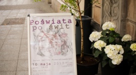 „Poświata po świt” z Deli Catering Styl życia, LIFESTYLE - Z okazji 50. rocznicy śmierci Haliny Poświatowskiej grupa artystyczna Art Game przygotowała niezwykły wieczór, inspirowany postacią poetki. O niecodzienną oprawę kulinarną wydarzenia zadbał lider na rynku usług cateringowych w zakresie kulinariów eventowych – Deli Catering.
