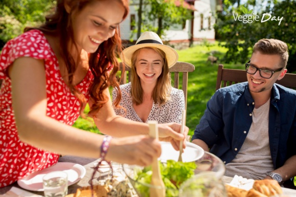 Nie tylko grill Styl życia, LIFESTYLE - Latem lubimy jeść posiłki na świeżym powietrzu. Najczęściej wybieramy potrawy z grilla, ale przy wysokich temperaturach stanie przy ruszcie nie należy do przyjemności. Planując menu postawić na lekkie i orzeźwiające potrawy niewymagające długich przygotowań.