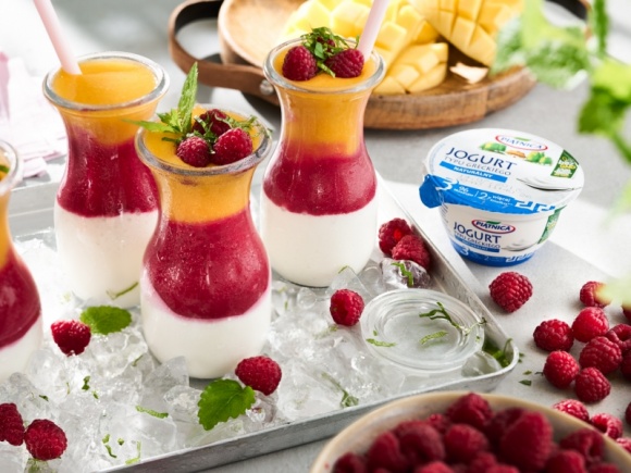 Lato pod znakiem jogurtów naturalnych od OSM Piątnica Styl życia, LIFESTYLE - W okresie letnim jogurty naturalne zajmują obowiązkową pozycję na liście zakupów większości konsumentów. Znane jeszcze ze starożytności, pożądane są ze względu na swoje właściwości lecznicze i odżywcze.
