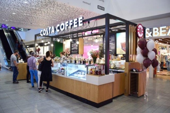 Ekspansja COSTA COFFEE w Polsce – pierwsza kawiarnia w Olsztynie Styl życia, LIFESTYLE - Od połowy lipca br. mieszkańcy stolicy województwa warmińsko-mazurskiego mogą korzystać z szerokiej oferty kawiarni COSTA COFFEE. W tym miesiącu COSTA COFFEE Polska uruchomiła swój pierwszy lokal w Olsztynie, dzięki czemu sieć obecna jest już w 21 miastach w Polsce.