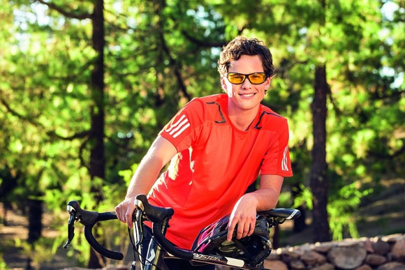 Sport w okularach – bezpieczny czy nie? Styl życia, LIFESTYLE - Moda na aktywność fizyczną i uprawianie sportów opanowała Polskę na dobre. Z badań TNS Polska wynika, że niemal połowa Polaków uprawia różne formy sportu.