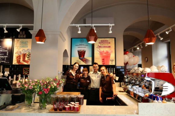Kawy COSTA COFFEE dostępne na ul. Szewskiej w Krakowie Styl życia, LIFESTYLE - COSTA COFFEE przy ul. Szewskiej w Krakowie! Kawiarnia zajmuje duży, narożny lokal o powierzchni ponad 200 mkw.
