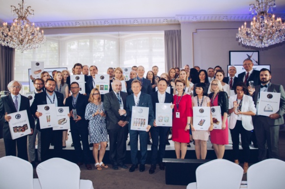 Sokołów z nagrodami „Perły Rynku FMCG 2017” Styl życia, LIFESTYLE - Produkty Sokołowa zdobyły kolejne nagrody - „Perły Rynku FMCG 2017”. Jury tegorocznej edycji badania doceniło je w kategorii kabanosów i przekąsek mięsnych oraz w kategorii wędlin, co zaowocowało wyróżnieniem aż pięciu sokołowskich wyrobów.