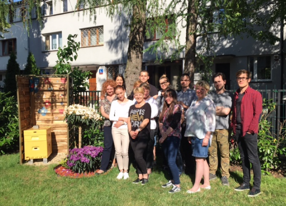 Sense and Body. Firma przyjazna pszczołom Styl życia, LIFESTYLE - Od kilku lat coraz częściej porusza się temat zanikania na świecie owadów zapylających. Firma Sense & Body, która od jakiegoś czasu opiekuje się własną pszczelą rodziną postanowiła stawić czoła temu problemowi.