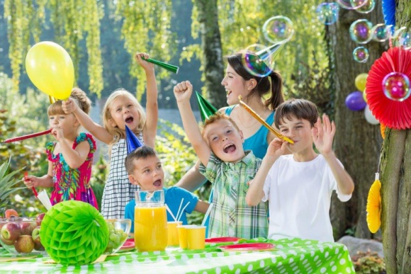 Garden party! Pomysł na zakończenie lata - dla dzieci i dorosłych Styl życia, LIFESTYLE - Czerwone jarzębiny, kolorowe liście, błyszczące kasztany i kwitnące wrzosy to znak, że jesień zbliża się wielkimi krokami. Idealnym pomysłem na pożegnanie lata jest zorganizowanie garden party, które ucieszy zarówno dzieci, jak i dorosłych.