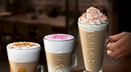Poznaj nowe jesienne menu COSTA COFFEE – w wersji klasycznej i lodowej Styl życia, LIFESTYLE - Jesienią COSTA COFFEE przełamuje konwenanse i proponuje kawy przywodzące na myśl ciepłe dni lata. I to nie tylko za sprawą takich propozycji, jak Kokosowe latte, ale przede wszystkim serwując lodowe wersje nowych kaw!