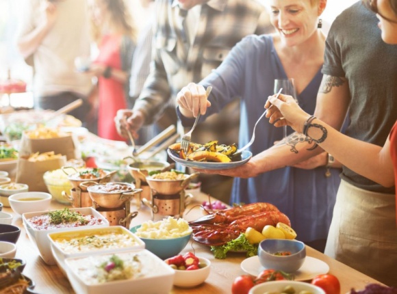Niedziele przy stole – rusza jesienna edycja Sunday Brunch Styl życia, LIFESTYLE - Nawiązuje do trendu slow dining i staje się pomysłem na spędzanie czasu. Sunday Brunch to coraz bardziej popularny zamiennik niedzielnego rosołu. Dlaczego? Uczestnicy spotykają się z przyjaciółmi, mają do wyboru bogate menu, a dzieci korzystają z zabawy pod okiem animatorów.