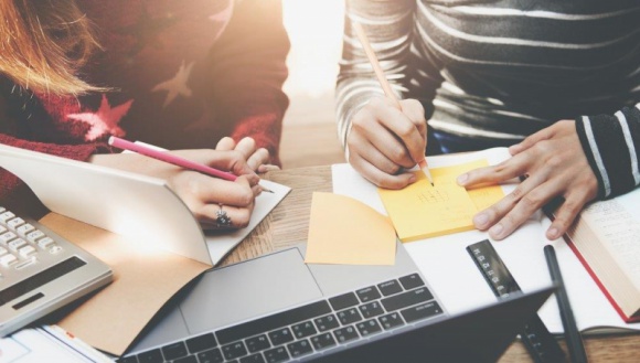 Niezbędnik studenta - co przyda się w roku akademickim? Styl życia, LIFESTYLE - Nieuchronnie zbliża się jesień, a wraz z nią początek roku akademickiego. Przed studentami intensywny czas i nowe wyzwania, którym towarzyszy szereg przygotowań. Ich nieodłącznym elementem są zakupy.