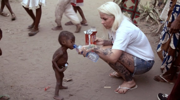 „Anja i przeklęte dzieci” w październiku na kanale Nat Geo People Styl życia, LIFESTYLE - Anja Loven dedykowała swoje życie ratowaniu „przeklętych dzieci”, które bez jej pomocy nie miałyby szans na przeżycie.