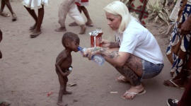„Anja i przeklęte dzieci” w październiku na kanale Nat Geo People Styl życia, LIFESTYLE - Anja Loven dedykowała swoje życie ratowaniu „przeklętych dzieci”, które bez jej pomocy nie miałyby szans na przeżycie.