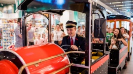 Do Bytomia wraca popularna kolejka dla dzieci Styl życia, LIFESTYLE - W tym roku wykonała już około 4,5 tys. przejazdów i była źródłem radości dla tysięcy dzieci. Teraz uwielbiana atrakcja rodzin – bezpłatna kolejka – powraca do Agory Bytom.