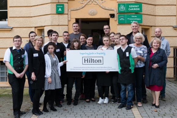 Doświadczenie jest bezcenne. Pracownicy hotelu dla wrocławskiej szkoły Pracown Styl życia, LIFESTYLE - Pracownicy DoubleTree by Hilton Wroclaw zaangażowali się w pomoc szkole przy ul. ks. Marcina Lutra 2-8. Wyremontowali szatnię, a także podzielili się doświadczeniem z uczniami kierunku hotelarskiego.