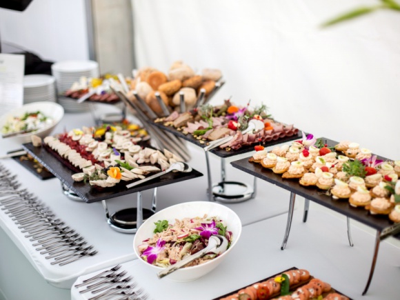 Gala Torańskiej z Deli Catering Styl życia, LIFESTYLE - Gala rozdania nagród Newsweeka im. Teresy Torańskiej za nami. Wydarzenie wsparł kulinarnie lider na rynku usług cateringowych w zakresie kulinariów eventowych, marka Deli Catering.