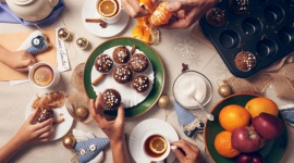 Dobry prezent to smaczny prezent, czyli pomysły na apetyczne Mikołajki Styl życia, LIFESTYLE - Najlepsze prezenty to takie, w których przygotowanie wkłada się serce i poświęca się na nie czas. Jak możemy w tym roku w Mikołajki zaskoczyć najbliższych i jednocześnie wprawić ich w świąteczny nastrój?