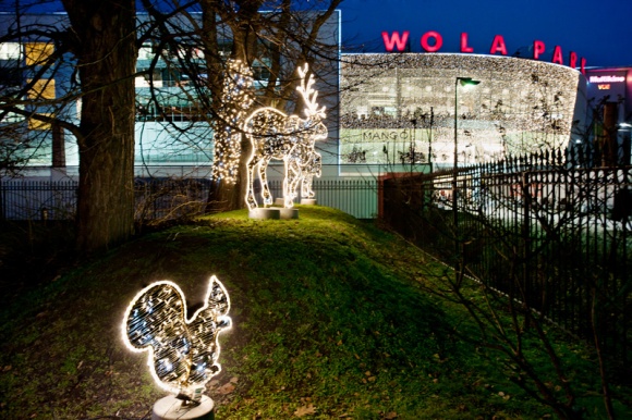 Wola Park zaprasza na świąteczne atrakcje Styl życia, LIFESTYLE - Nastrojowe iluminacje, świąteczne dekoracje, pachnące stoiska Jarmarku Bożonarodzeniowego, a do tego lodowisko „pod chmurką”, spotkania z Mikołajem i warsztaty dekoratorskie. Wśród takich atrakcji spędzą czas odwiedzający Wola Park w grudniu.
