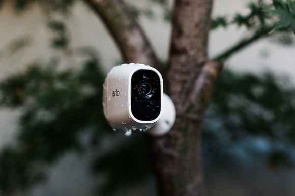 NETGEAR Arlo Pro 2 – jeszcze bardziej zaawansowany monitoring Styl życia, LIFESTYLE - Na polskim rynku pojawiło się kolejne urządzenie z popularnej serii kamer Arlo. Produkt sygnowany nazwą „Pro 2” (VMS4430P) posiada wszystkie zalety swojego poprzednika, a dodatkowo oferuje lepszą jakość w rozdzielczości Full HD (1080p).