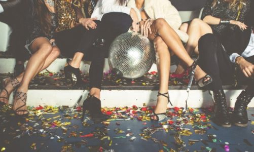 Sposób na udaną domówkę karnawałową…styl lat 90 zawsze w modzie