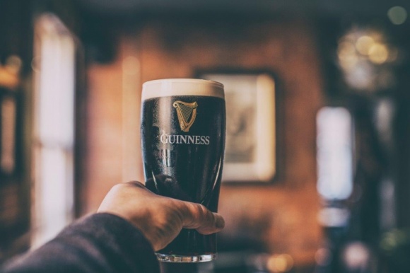 Zaproszenie do wspólnego świętowania Dnia Św. Patryka. Styl życia, LIFESTYLE - Spotkajmy się! Otwierając obchody 2018, browarnicy Guinnessa zapraszają ludzi z całego świata, do wspólnego świętowania Dnia Św. Patryka.
