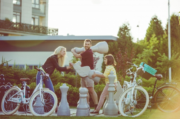 Bliżsi (nie tylko) w święta. 3 pomysły na wspólne aktywne spędzanie czasu Styl życia, LIFESTYLE - Rozmowy przy suto zastawionym stole, w tle niejednokrotnie walczący o uwagę domowników i ich gości telewizor. Jak nakłonić rodzinę do aktywniejszego spędzenia czasu w większym gronie?