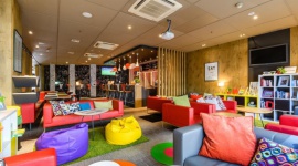 Ibis – muzyka wpisana w osobowość marki i pracowników Styl życia, LIFESTYLE - Czy praca w dziale sprzedaży, recepcji lub hotelowym barze może iść w parze z miłością do muzyki? Oczywiście, że tak. Wiedzą o tym doskonale zarówno goście, jak i pracownicy Accor Hotels.