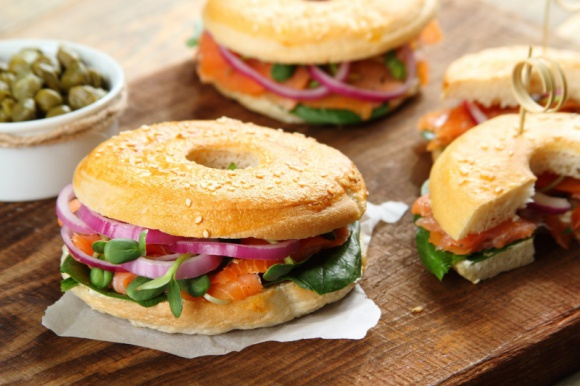 5 pomysłów na pyszne domowe burgery Styl życia, LIFESTYLE - Burgery to niewątpliwie kulinarny numer jeden ostatnich kilku lat. Sprawdź, jak w prosty sposób przygotować w domowych warunkach wariacje na temat tej niezwykłej kanapki.