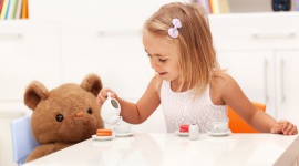 Czas na herbatkę w… dziecięcym gronie Styl życia, LIFESTYLE - Barbie, Ken, domek dla lalek, mały stoliczek i mini zastawa, czyli wszystko, co jest potrzebne, aby zorganizować tea time w wersji dla dzieci. Zbliżający się Dzień Dziecka to świetna okazja, aby spędzić czas z maluchem według jego pomysłu.