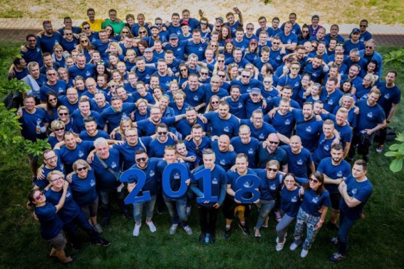 Akcja ReKreacja czyli Responsib’ALL Day 2018 Styl życia, LIFESTYLE - Pracownicy Wyborowa Pernod Ricard ruszyli, aby pomóc seniorom i naturze. Z materiałów z odzysku tworzyli w domach opieki ekologiczne miejsca do wypoczynku i integracji