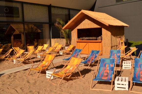 Owoce morza na plaży w centrum Wrocławia Styl życia, LIFESTYLE - Plaża w restauracji czy restauracja na plaży? We Wrocławiu właśnie otwarto OVO Beach Club. To nowy wakacyjny koncept, który łączy dwa w jednym - plażowy wypoczynek ze znakomitą kuchnią i koktajlami. W planach są także koncerty i muzyka na żywo.