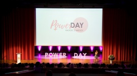 Święto kobiet, czyli Power Day 2018 – już za nami Styl życia, LIFESTYLE - 8 godzin pełnych wrażeń i 5 inspirujących wykładów prowadzonych przez takich mistrzów motywacji, jak Katarzyna Miller, Miłosz Brzeziński, Olga Kozierowska, Dagmara Skalska czy Tatiana Mindewicz-Puacz.