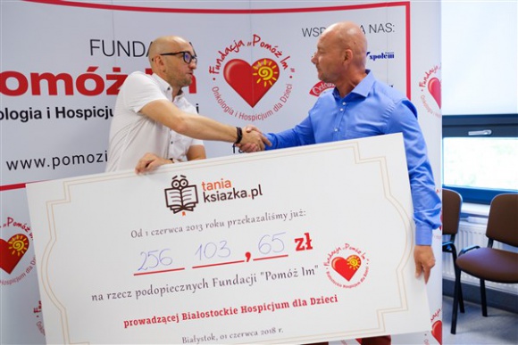 Ćwierć miliona dla Białostockiego Hospicjum dla Dzieci Styl życia, LIFESTYLE - 1 czerwca minęło dokładnie pięć lat od momentu gdy połączyły się drogi jednej z największych księgarni internetowych w Polsce TaniaKsiazka.pl z jedynym w regionie dziecięcym hospicjum. Przez ten czas konto organizacji zasiliła pokaźna kwota, przekraczająca już 250 tysięcy zł.