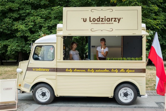 Lodziarski „belmondziak” Styl życia, LIFESTYLE - Kultowy model „cytrynki” - Citroën HY z 1968 roku to nowy, mobilny punkt Wytwórni Lodów Polskich „u Lodziarzy” i drugi retro ice-truck na polskich drogach.
