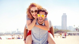 Barwione soczewki okularowe – modny gadżet czy lepszy komfort widzenia? Styl życia, LIFESTYLE - Coraz częściej zauważyć można osoby, które nie tylko na plaży czy stoku, ale również podczas spaceru w lesie czy przechadzki po mieście noszą okulary z soczewkami barwionymi na różne odcienie. Czy jest to tylko modna alternatywa dla tradycyjnych czarnych lub...