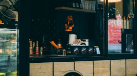 1882 Street Coffee - tradycyjna włoska kawa w miejskim wydaniu Styl życia, LIFESTYLE - W Krakowie pojawił się wyjątkowy kawowy koncept: 1882 Street Coffee. To pierwszy tego typu projekt Caffè Vergnano w Polsce i na świecie, łączący tradycję najstarszej, rodzinnej palarni kawy we Włoszech z miejską modą na Street Food.