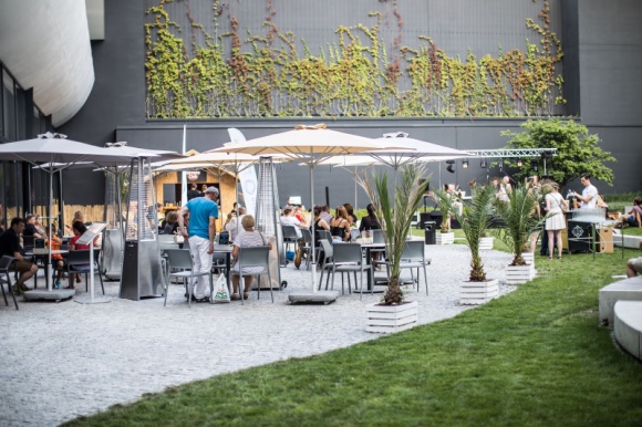 Bakalie Wrocław tym razem w OVO Wrocław Styl życia, LIFESTYLE - Projektanci z całej Polski i rzemieślnicy z Dolnego Śląska, ekologiczne dzieła i produkty, do tego warsztaty i wystawa – tak zapowiadają się wrocławskie targi Bakalie w OVO Wrocław. Na wyjątkowe wydarzenie 19 sierpnia zaprasza znana wrocławska aktorka – Aleksandra Hamkało.