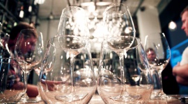 NOWY TREND – OSOBISTY SOMMELIER W TWOIM DOMU Styl życia, LIFESTYLE - Kameralny koncert, warsztaty gotowania, a może szybka lekcja tańca - coraz częściej gospodarze przyjęcia starają się zapewnić rozrywkę swoim gościom, by urozmaicić domową imprezę. Jednym z ostatnich hitów jest organizacja degustacji wina z profesjonalnym sommelierem.