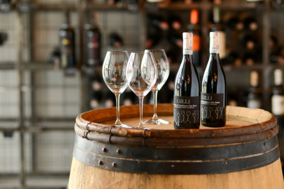 WINO NA PRZYJĘCIU WESELNYM – WAŻNIEJSZE NIŻ MYŚLISZ! Styl życia, LIFESTYLE - Wino na weselu jest uzupełnieniem znakomitej zabawy oraz atmosfery. Powinno być jakościowo dobre, dopasowane do serwowanego menu oraz adekwatne do możliwości finansowych nowożeńców. Dzięki temu będzie wisienką na torcie ślubno-weselnej organizacji.