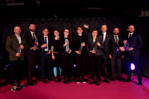 Brytyjskie diamenty po raz pierwszy w Polsce! Polska edycja LGBT+ Diamonds 2018 Styl życia, LIFESTYLE - LGBT+ Diamonds Business Awards są przyznawane w Wielkiej Brytanii od lat. Ich celem jest nagradzanie osób i organizacji zaangażowanych w problemy społeczności LGBT+ poprzez działania wspierające równość i tolerancję bez względu na orientację seksualną czy tożsamość płciową.