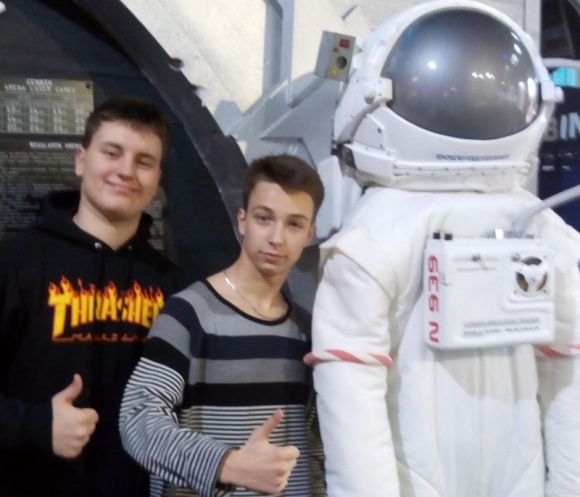 Naukowy maraton białostockich licealistów. Rozwijali pasje z energią Styl życia, LIFESTYLE - Warsztaty w Instytucie Plazmy i Laserowej Mikrosyntezy, wizyta w łódzkim EC1 oraz w „Eksperymentatorium” i zajęcia w Narodowym Centrum Badań Jądrowych. Praktyczne warsztaty to element, realizowanego w I SLO w Białymstoku, unijnego projektu „Rozwijamy pasje”.