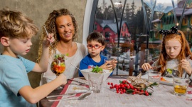 ŚWIĘTA Z DALA OD DOMU Styl życia, LIFESTYLE - Radość, spokój, miłość – to z tymi uczuciami kojarzy nam się Boże Narodzenia. Jednak zamiast myśleć o domowym cieple, pachnących wypiekach i rodzinnej atmosferze martwimy się zakupami, sprzątaniem, gotowaniem.