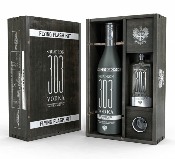 Wódka Squadron 303 w nowej odsłonie Styl życia, LIFESTYLE - Wódka Squadron 303 (Dywizjon 303) zadebiutowała na polskim rynku pod koniec zeszłego roku. Teraz można ją kupić w nowej, wyjątkowej butelce. Jej kształt nawiązuje do tradycji i zwyczajów polskich żołnierzy, walczących pod niebem Londynu.