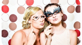 Przygotuj się na sylwestrową noc! Styl życia, LIFESTYLE - Jeśli witać Nowy Rok, to tylko w szampańskich nastrojach! Organizację Sylwestra warto więc sobie ułatwić, aby móc się skupić przede wszystkim na zabawie i przyjemnie spędzonym czasie, a nie na samych przygotowaniach. Jak to zrobić?