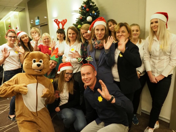 Stowarzyszenie „Bądźcie z nami” oraz Novotel Kraków City West wspólnie dla niep Styl życia, LIFESTYLE - Akcja „Dzień ze świętym Mikołajem” to wydarzenie, które miało wprowadzić w świąteczny nastrój i zintegrować ponad 200 dzieci będących pod opieką Stowarzyszenia „Bądźcie z nami”. Spotkanie odbyło się 9 grudnia, dzięki niemu na wielu dziecięcych twarzach zagościł uśmiech.