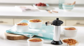 Odkryj tajemnicę francuskich deserów - perfekcyjne crème brûlée i suflet czeko Styl życia, LIFESTYLE - Uwielbiasz francuskie desery, jednak obawiasz się, że te wykonane własnoręcznie nie sprostają Twoim oczekiwaniom? Poznaj nasze patenty i przekonaj się jak w szybki i prosty sposób samodzielnie przygotować pyszności rodem z najlepszej restauracji!