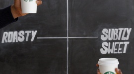 Jasna czy ciemna strona mocy? Nowa możliwość wyboru w Starbucks Styl życia, LIFESTYLE - Teraz nadchodzi rewolucja – do stałego menu kawiarni wchodzi nowa, jasnopalona mieszanka ziaren. Goście kawiarni mogą wybrać bazę ulubionego napoju spośród dwóch wariantów: delikatnej Blonde Roast i wyrazistej Espresso Roast.