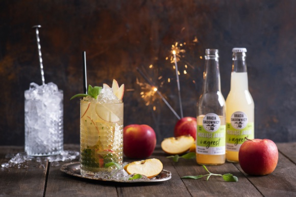 Musujące Jabłko na karnawał Styl życia, LIFESTYLE - Lekki, orzeźwiający, musujący i kusząco owocowy – idealny drink karnawałowy. Prosty w przygotowaniu, zaskoczy soczystym, doskonale zbalansowanym smakiem. W propozycji Braci Sadowników słodycz jabłka łączy się ze świeżością agrestu, a całość przełamuje ziołowa nuta szałwii.
