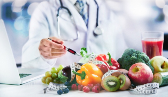 Jak zmienić nawyki żywieniowe? Styl życia, LIFESTYLE - Słowa „dieta”, „zdrowe żywienie” czy „racjonalne posiłki” często kojarzą nam się z reżimem dietetycznym, a zmianę nawyków żywieniowych często łączymy z ograniczeniami i zakazami. Zmiana zachowań żywieniowych jest procesem długotrwałym, jednak możliwym do realizacji.