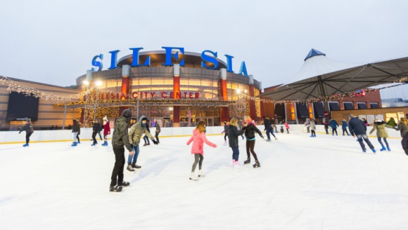Aktywne ferie na lodowisku przed Silesia City Center Styl życia, LIFESTYLE - Wszyscy miłośnicy zimowych sportów, którzy drugi tydzień ferii spędzają w Katowicach, mogą skorzystać z bezpłatnego lodowiska na Placu Słonecznym przed Silesia City Center.