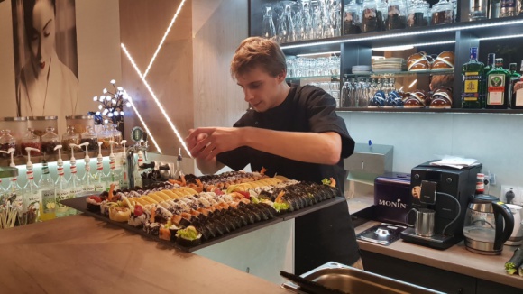Imprezuj w Koku Sushi Styl życia, LIFESTYLE - Organizujesz imprezę albo rodzinne przyjęcie, ale chcesz, żeby nie było tak jak zawsze: sałatka jarzynowa i kotlet? Koku Sushi zaprasza do swojego lokalu na ulicę Piotrkowską w Łodzi. Tylko tam możesz mieć statki na stole i na dodatek załadowane po burtę pysznościami.